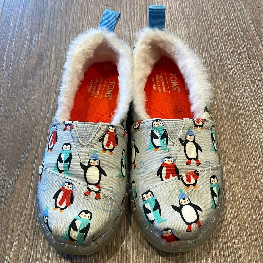 Super cute Toms Penguin fuzzy shoes size 12Y